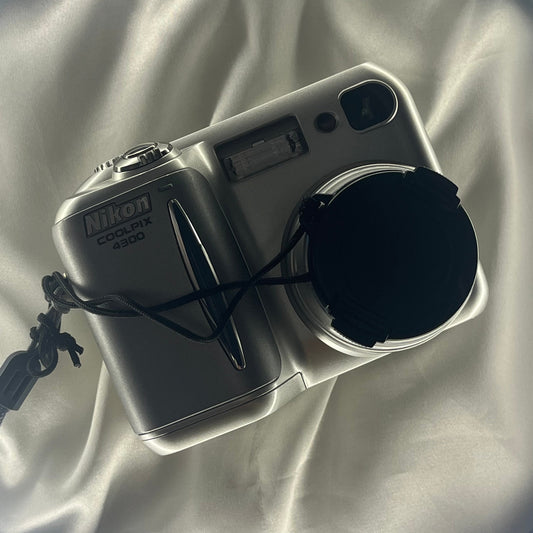 Nikon Coolpix 4300 4.0 mp Sliver (3)