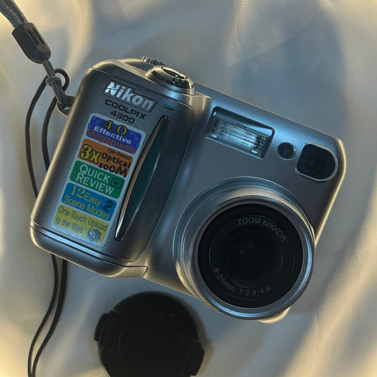 Nikon Coolpix 4300 4.0 mp Silver (1)