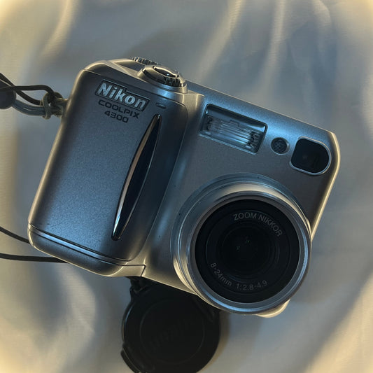 Nikon Coolpix 4300 4.0 mp Silver (2)